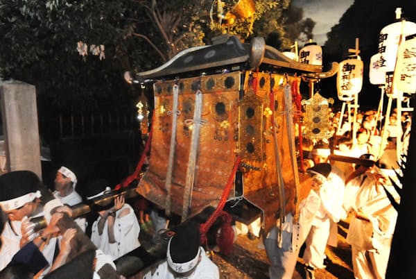 天皇陵入場 唯一の祭り 渡御の神事 しずしずと Nikkei Style 天皇陵入場 唯一の祭り 渡御の神事 しずしずと Nikkei Style