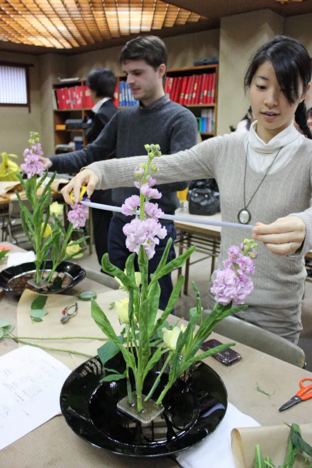 男性が4割の生け花教室 男もすなる生け花 お茶 おけいこ観光 のススメ Nikkei Style 男性が4割の生け花教室 男もすなる生け花 お茶 おけいこ観光 のススメ Nikkei Style