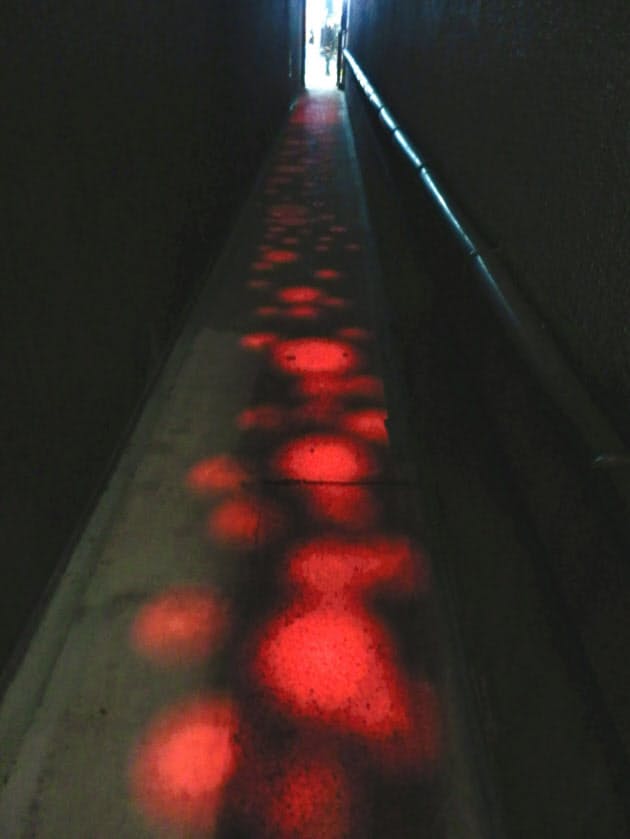 ティファニーの赤い路地 昭和レトロ裏通り 夜の銀座を探検 Nikkei Style ティファニーの赤い路地 昭和レトロ裏通り 夜の銀座を探検 Nikkei Style