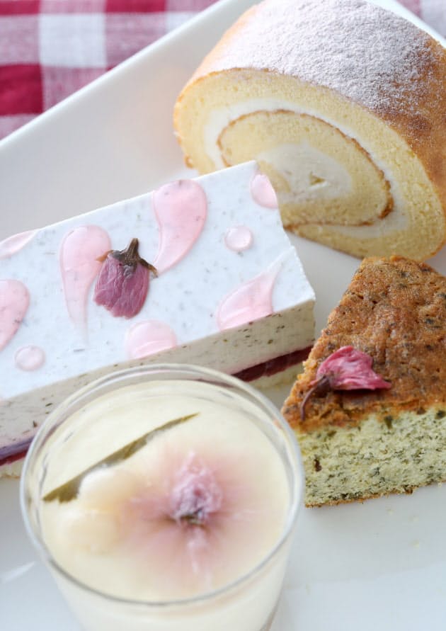 ムースやケーキに花びら 春爛漫 桜スイーツ Nikkei Style ムースやケーキに花びら 春爛漫 桜スイーツ Nikkei Style