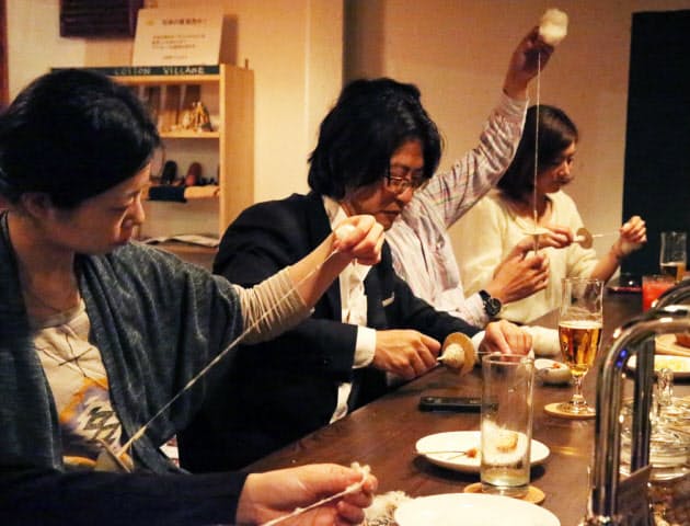 綿ほぐしながら酒を一杯 糸紡ぎバーにはまる人々 Nikkei Style 綿ほぐしながら酒を一杯 糸紡ぎバーにはまる人々 Nikkei Style