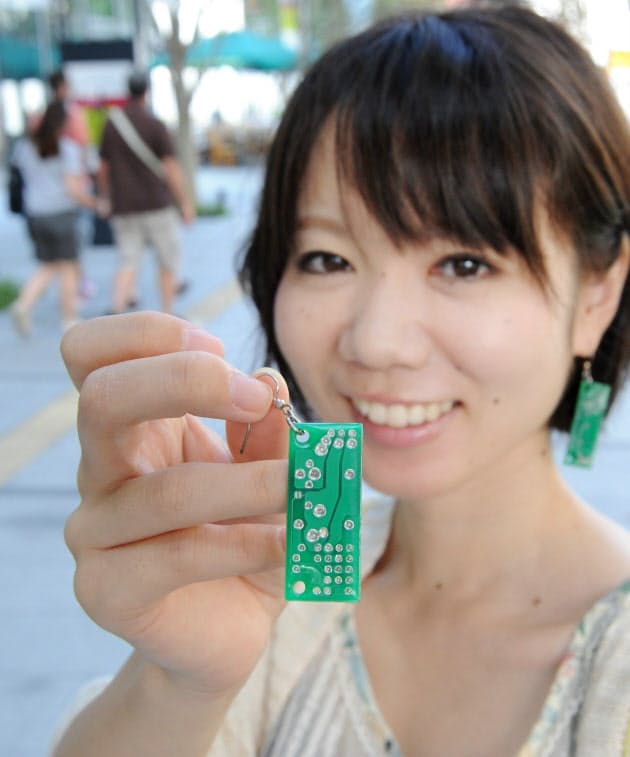 基板や化学式のピアス 文系女子も リケジョ の装い Nikkei Style