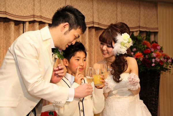 再婚挙式 主役は子ども 新しい家族の絆披露 Nikkei Style 再婚挙式 主役は子ども 新しい家族の絆披露 Nikkei Style