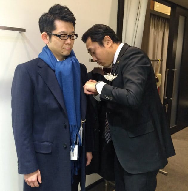 大判マフラー チーフ 男の着こなし 今冬は立体感 Nikkei Style 大判マフラー チーフ 男の着こなし 今冬は立体感 Nikkei Style