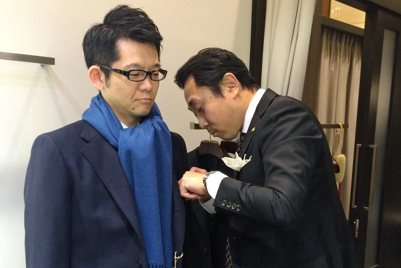 大判マフラー チーフ 男の着こなし 今冬は立体感 Nikkei Style 大判マフラー チーフ 男の着こなし 今冬は立体感 Nikkei Style