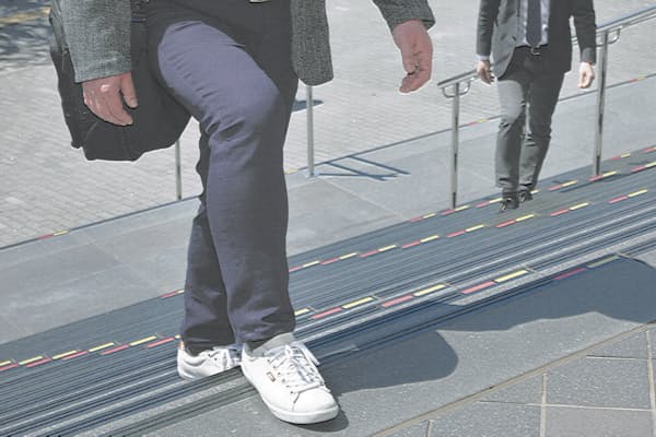 挑戦 スニーカー通勤 スタイリストがノウハウを伝授 Nikkei Style 挑戦 スニーカー通勤 スタイリストがノウハウを伝授 Nikkei Style