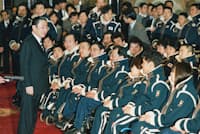 長野大会で五輪とパラリンピックの日本選手団のユニホームが初めて統一された。橋本首相から激励を受ける長野パラリンピックの選手団(1998年3月2日、首相官邸) 長野大会で五輪とパラリンピックの日本選手団のユニホームが初めて統一された。橋本首相から激励を受ける長野パラリンピックの選手団(1998年3月2日、首相官邸)