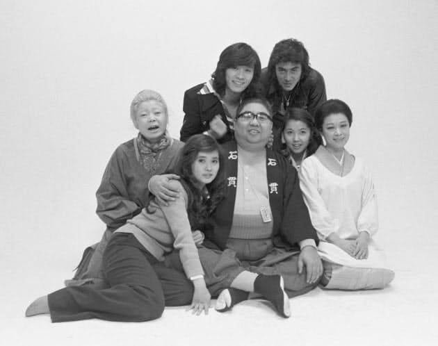 幕が下りてやまぬ拍手 樹木希林さん 愛された自然体 Nikkei Style 幕が下りてやまぬ拍手 樹木希林さん 愛された自然体 Nikkei Style