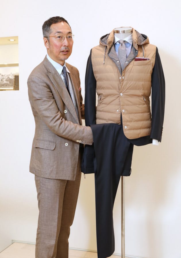 スーツの上にニットやブルゾン 裾がはみ出してもok Nikkei Style スーツの上にニットやブルゾン 裾がはみ出してもok Nikkei Style
