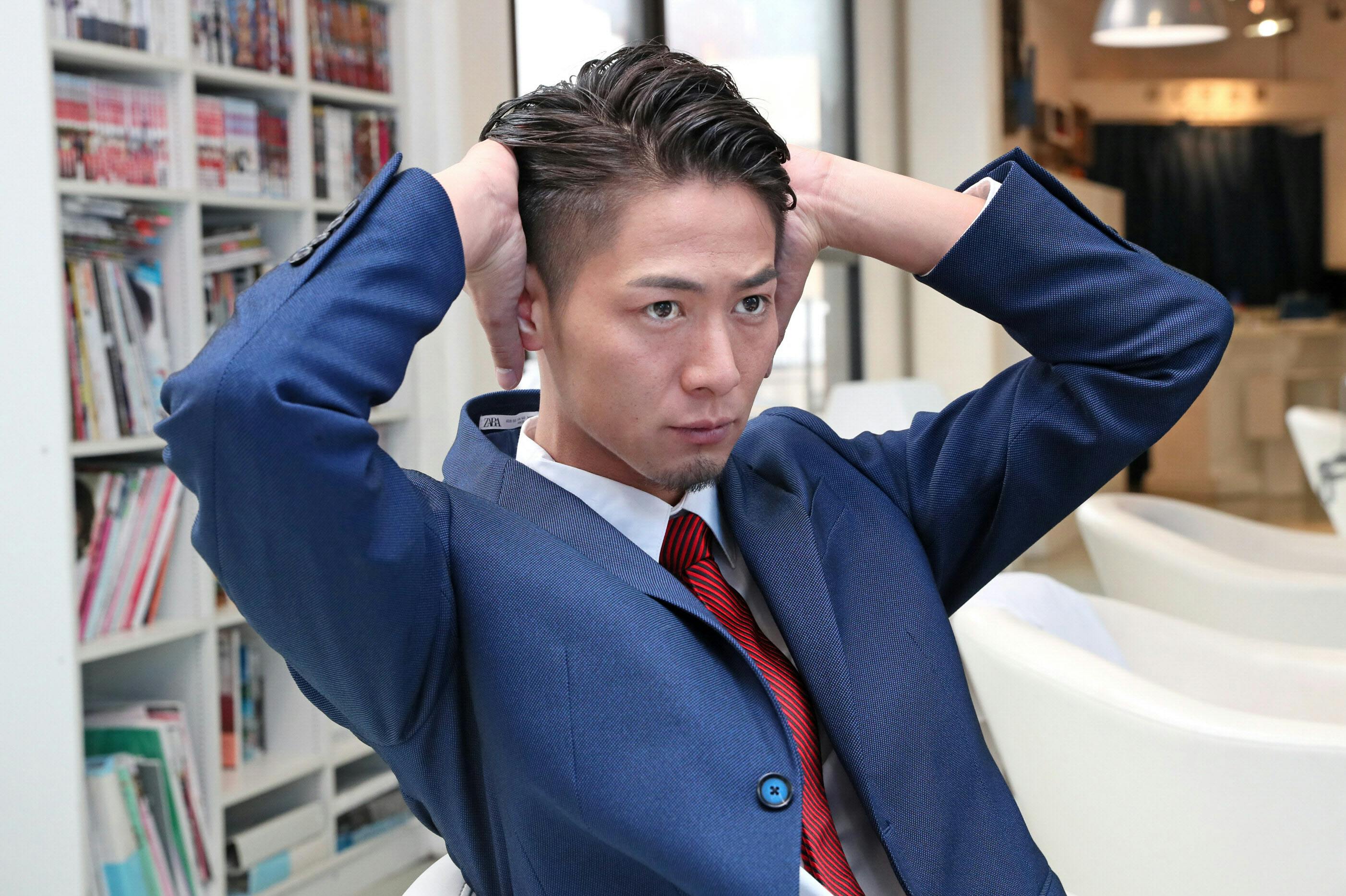 ビジネスに艶アリ七三分け 安倍首相のヘアも参考に Nikkei Style ビジネスに艶アリ七三分け 安倍首相のヘアも参考に Nikkei Style