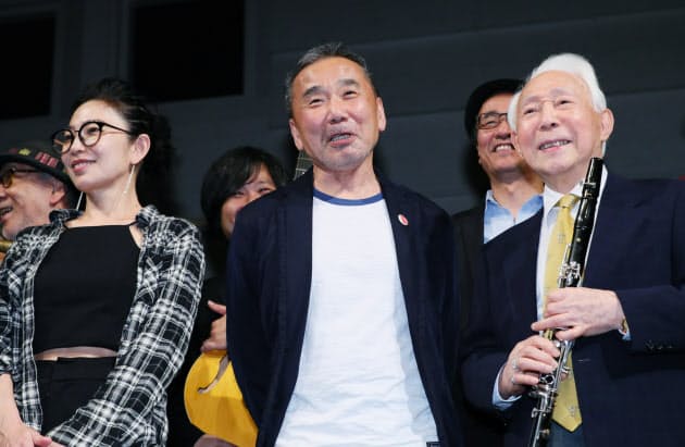 村上春樹 永遠の青春 の秘密はコットン スーツ Nikkei Style 村上春樹 永遠の青春 の秘密はコットン スーツ Nikkei Style