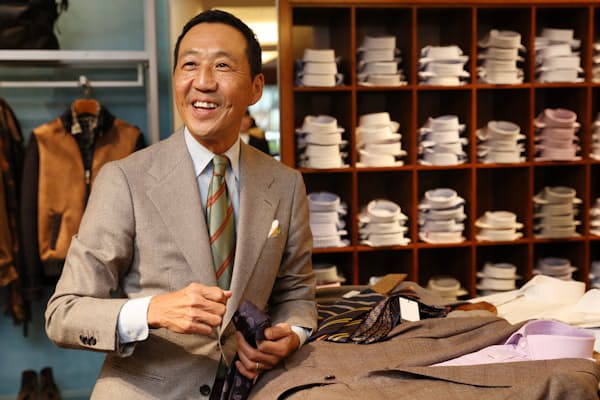 スカーフを巻かずにキメる 胸元に挟み込めば小粋に Nikkei Style スカーフを巻かずにキメる 胸元に挟み込めば小粋に Nikkei Style