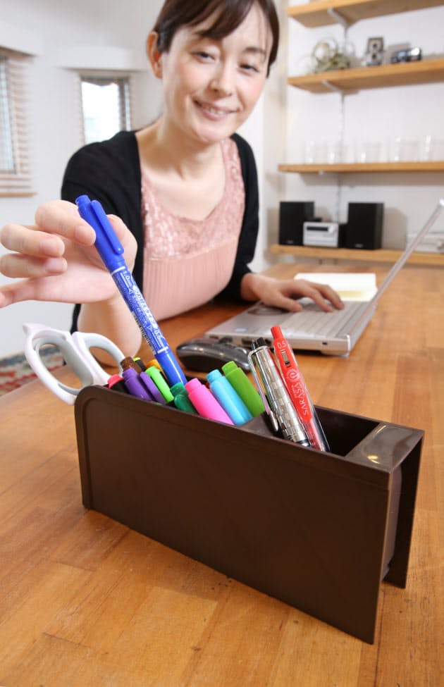 在宅勤務を快適に 100均グッズで机の上すっきり Nikkei Style 在宅勤務を快適に 100均グッズで机の上すっきり Nikkei Style