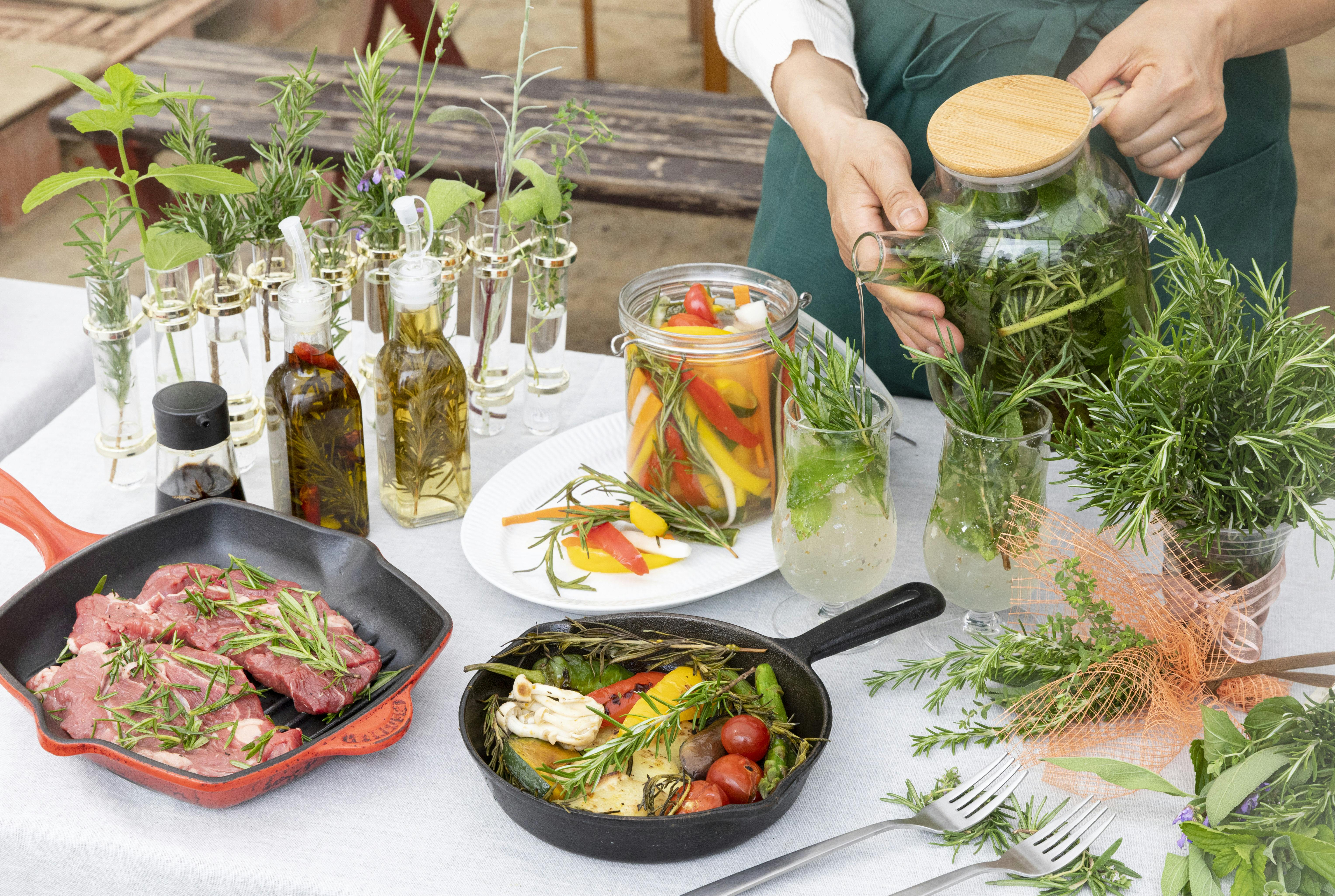 栽培しやすいローズマリー 飾りに料理に使い方も様々 Nikkei Style 栽培しやすいローズマリー 飾りに料理に使い方も様々 Nikkei Style