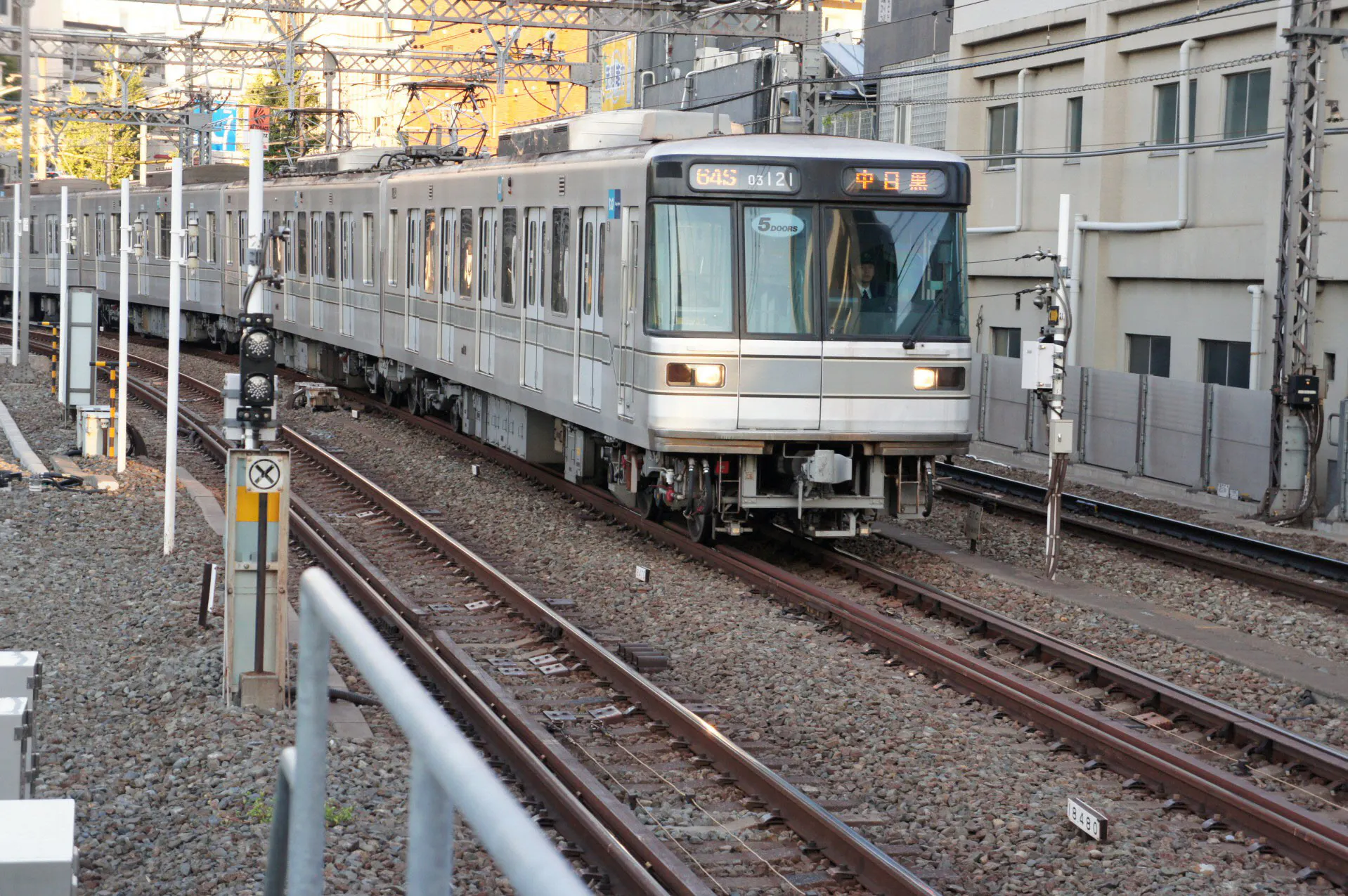 メトロ日比谷線が五輪前に変身 車両長く 新駅も Nikkei Style