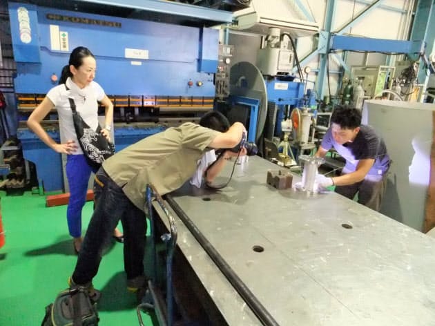 町工場で働くイケメン ゲンバ男子 に脚光 Nikkei Style 町工場で働くイケメン ゲンバ男子 に脚光 Nikkei Style