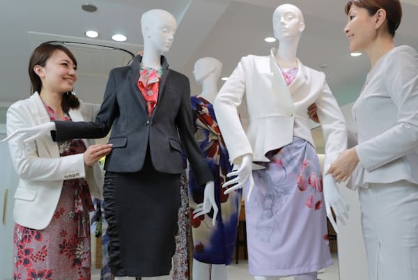 スーツ ワンピースに新風 女性管理職の仕事着 Nikkei Style スーツ ワンピースに新風 女性管理職の仕事着 Nikkei Style