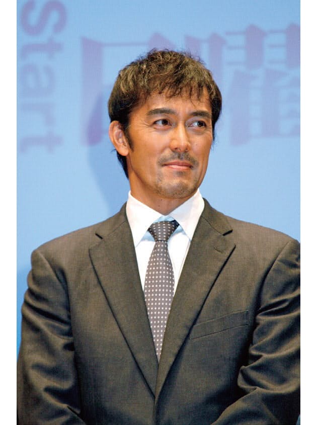 男優は阿部寛がv4達成 嵐 は全員トップ10入り Nikkei Style 男優は阿部寛がv4達成 嵐 は全員トップ10入り Nikkei Style