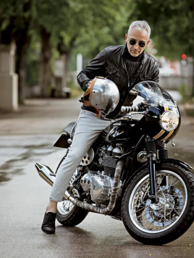 白ジャケットを男っぽく着る 黒デニムを合わせ品良く Nikkei Style 白ジャケットを男っぽく着る 黒デニムを合わせ品良く Nikkei Style