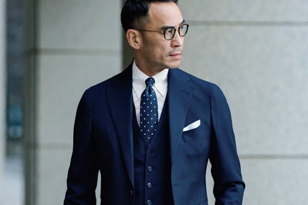 紺無地スーツ 印象変える着こなしはこれだ Nikkei Style 紺無地スーツ 印象変える着こなしはこれだ Nikkei Style