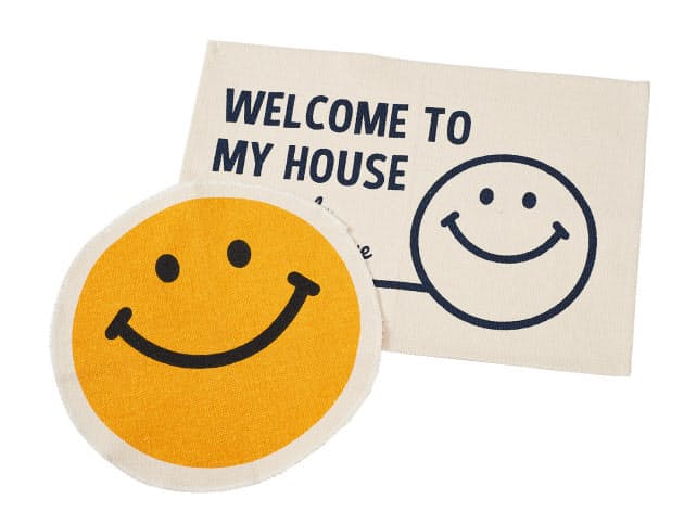 ニコちゃんマーク が売り場に増殖 パイプ椅子にスライム 100均ナゾのヒット商品 Nikkei Style