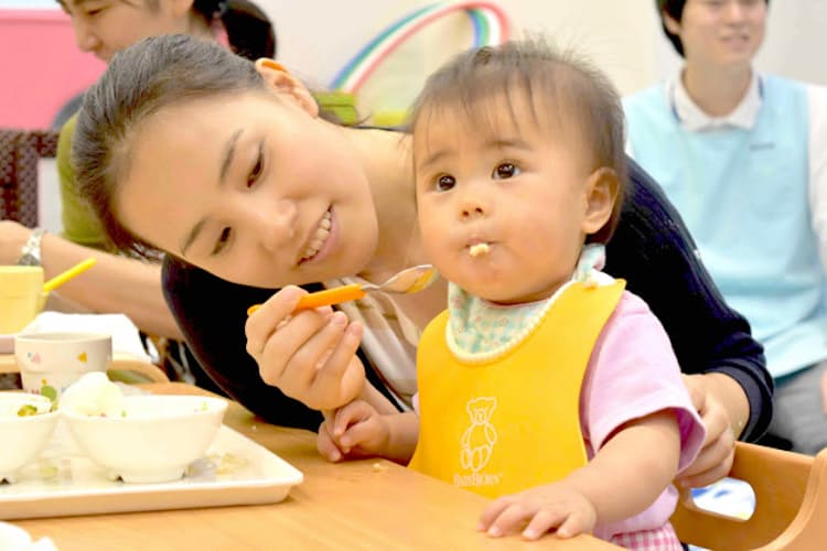 1歳児と一緒に出勤 社内託児所で仕事の合間に授乳 Nikkei Style 1歳児と一緒に出勤 社内託児所で仕事の合間に授乳 Nikkei Style