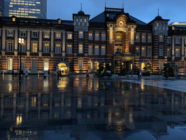 雨上がりの水滴は暗めに補正 水滴 映り込み スマホの撮影ワザで雨の日を楽しく Nikkei Style 雨上がりの水滴は暗めに補正 水滴 映り込み スマホの撮影ワザで雨の日を楽しく Nikkei Style
