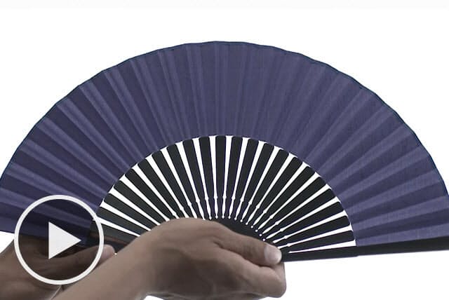 扇子の開き方 両手でゆっくり 優しく丁寧に Nikkei Style 扇子の開き方 両手でゆっくり 優しく丁寧に Nikkei Style