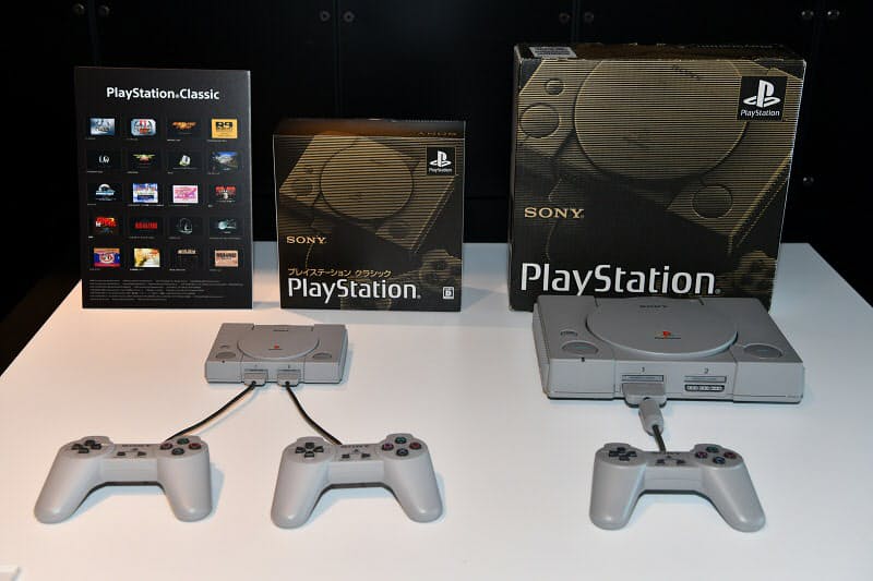 本体ちっさ コントローラー軽っ 初代プレステがミニで復活 小さく快適 往時に Nikkei Style