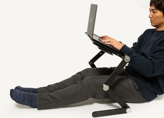 寝ながら作業ができるpcデスク 寝ながら快適操作 自堕落な休日を支えるpcグッズ Nikkei Style 寝ながら作業ができるpcデスク 寝ながら快適操作 自堕落な休日を支えるpcグッズ Nikkei Style