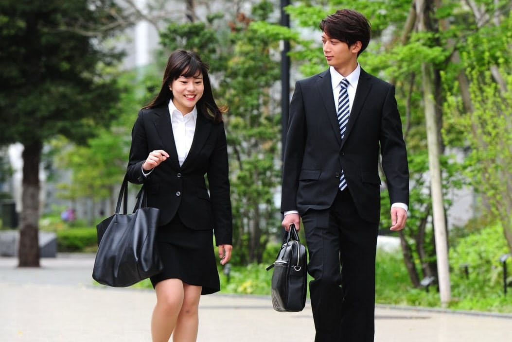 リクルートスーツはいつ黒になった 上 誕生からバブル期まで 基本は紺 Nikkei Style リクルートスーツはいつ黒になった 上 誕生からバブル期まで 基本は紺 Nikkei Style