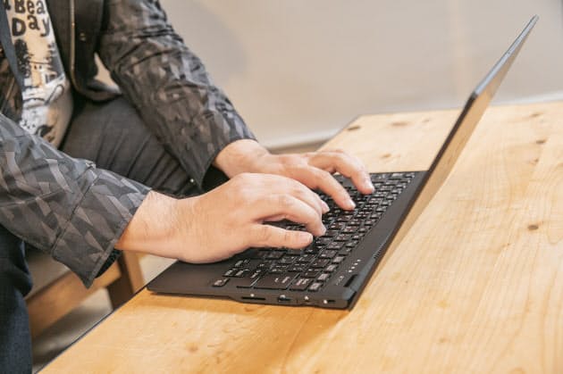 残念だったsimカードスロット非搭載 津田大介驚く 富士通lifebook 予想以上の軽さ Nikkei Style 残念だったsimカードスロット非搭載 津田大介驚く 富士通lifebook 予想以上の軽さ Nikkei Style
