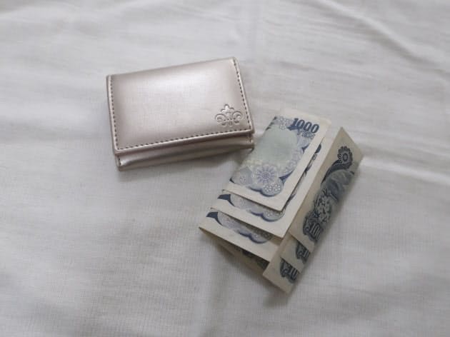 もうしわけ程度に小銭入れがついたお財布に ミニ財布の効用 消費スタイル見直し実 Nikkei Style もうしわけ程度に小銭入れがついたお財布に ミニ財布の効用 消費スタイル見直し実 Nikkei Style