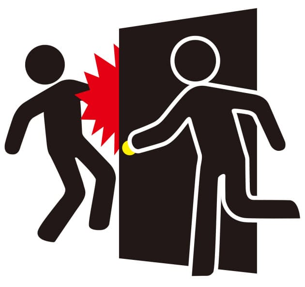 ながらスマホで骨折も労災 事故はオフィスで起きている 労災をどう防ぐ Nikkei Style ながらスマホで骨折も労災 事故はオフィスで起きている 労災をどう防ぐ Nikkei Style