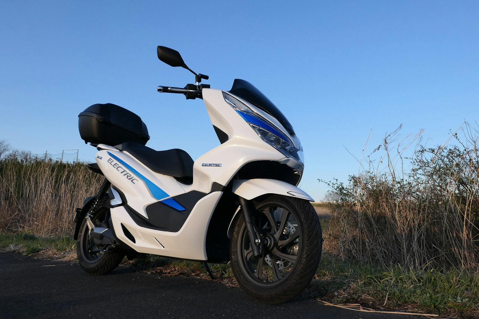 航続距離が最大のネック ホンダの電動小型二輪 静寂な走り 燃費100キロ超 Nikkei Style 航続距離が最大のネック ホンダの電動小型二輪 静寂な走り 燃費100キロ超 Nikkei Style