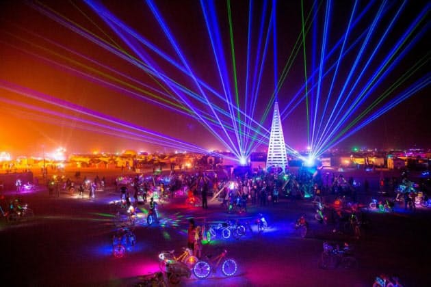 砂漠の奇祭 バーニングマン 架空の都市で1週間 Nikkei Style 砂漠の奇祭 バーニングマン 架空の都市で1週間 Nikkei Style