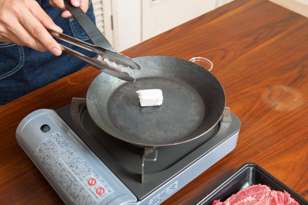 ステーキをおいしく焼くコツは ステーキを焼き比べ 台所番長が推すフライパン3選 Nikkei Style ステーキをおいしく焼くコツは ステーキを焼き比べ 台所番長が推すフライパン3選 Nikkei Style