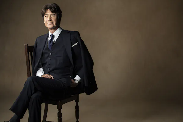 スーツ姿は軽やかに モデル時代にポーズ鍛えられた Nikkei Style スーツ姿は軽やかに モデル時代にポーズ鍛えられた Nikkei Style