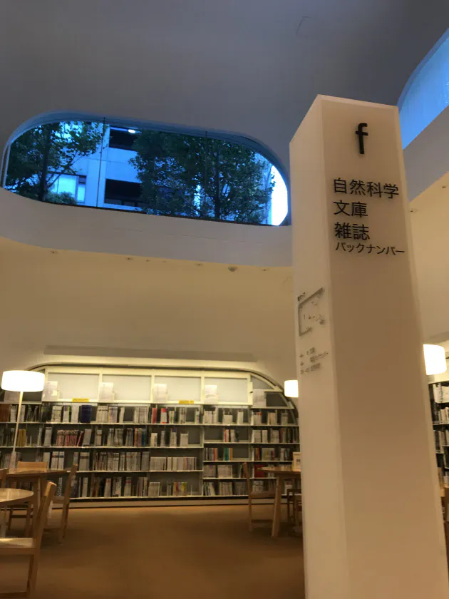 ワインを片手に読書を楽しむ ワインもダンスも読書の供 武蔵野プレイスの心地よさ Nikkei Style