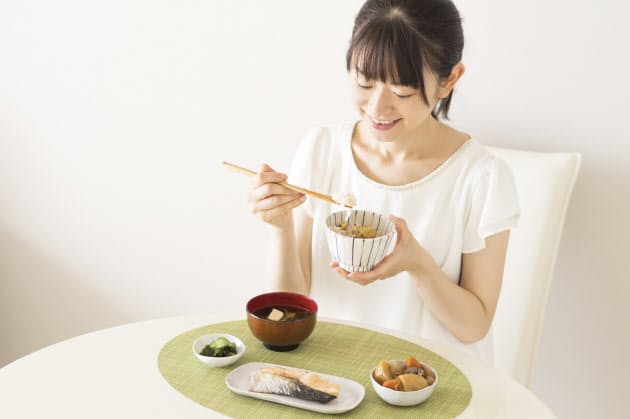 目が疲れている人はサケなどオレンジ色の食べ物をとりたい(写真はイメージ=PIXTA)