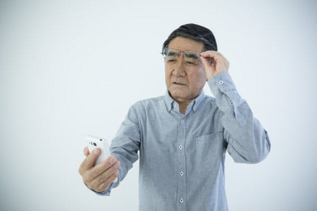 かすむ、ぼやけるなど目の変調は早めにチェック(写真はイメージ=PIXTA)