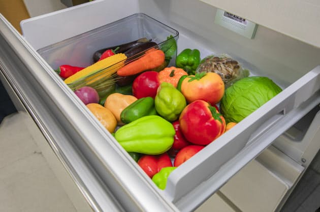 ペットボトルはドアポケットへ 冷蔵室から 見える 野菜室 アクア新冷蔵庫の狙いは Nikkei Style ペットボトルはドアポケットへ 冷蔵室から 見える 野菜室 アクア新冷蔵庫の狙いは Nikkei Style