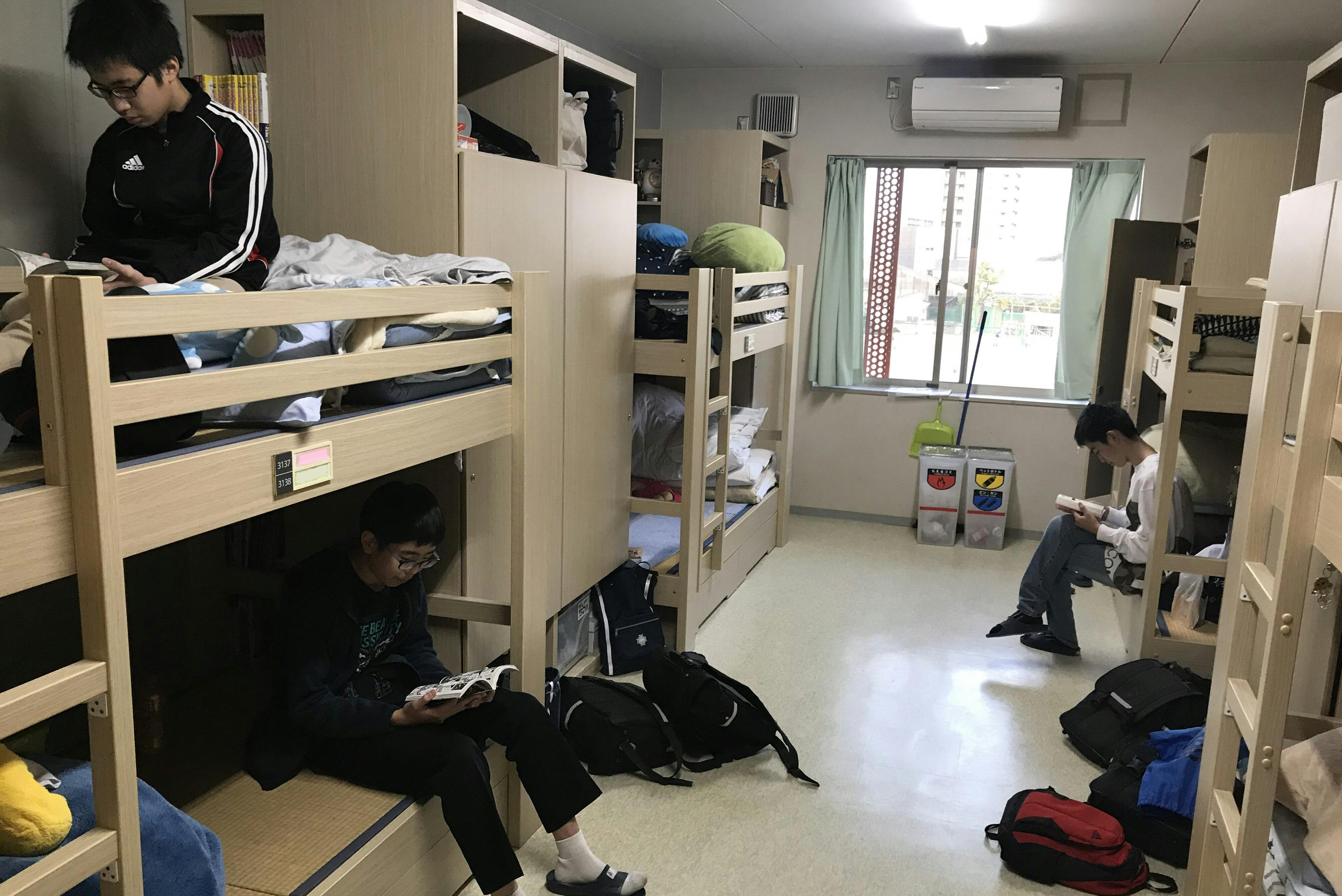 スマホもパソコンも禁止 名門ラ サールの 寮生活 Nikkei Style スマホもパソコンも禁止 名門ラ サールの 寮生活 Nikkei Style