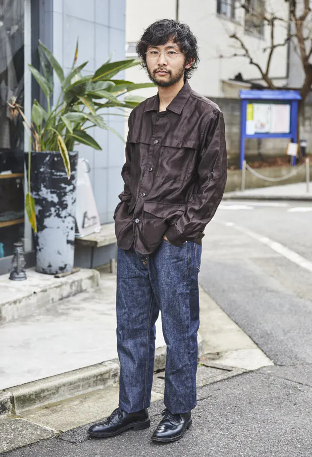 グレー系カラーで統一 ロールアップは思い切って太め幅で 大人に似合うデニムコー Nikkei Style グレー系カラーで統一 ロールアップは思い切って太め幅で 大人に似合うデニムコー Nikkei Style