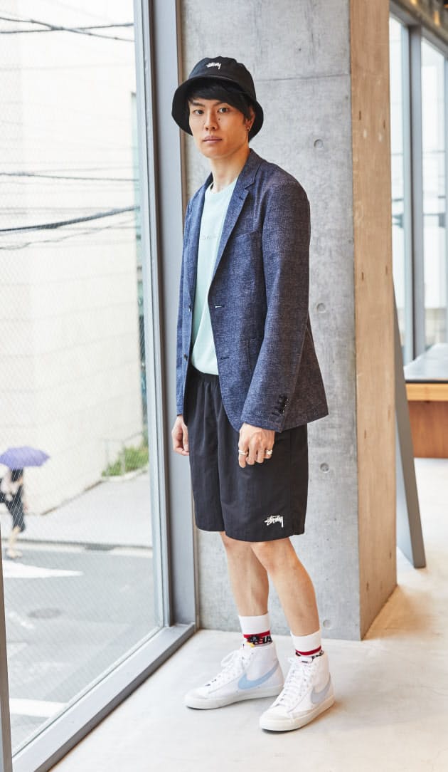 靴下を生かす 大人のストリートスタイル 帽子 バッグ 小物コーデのコツ アクセサ Nikkei Style 靴下を生かす 大人のストリートスタイル 帽子 バッグ 小物コーデのコツ アクセサ Nikkei Style