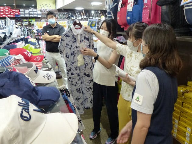 3密 避けゴルフ人口が急回復 女性も楽しみやすく Nikkei Style 3密 避けゴルフ人口が急回復 女性も楽しみやすく Nikkei Style