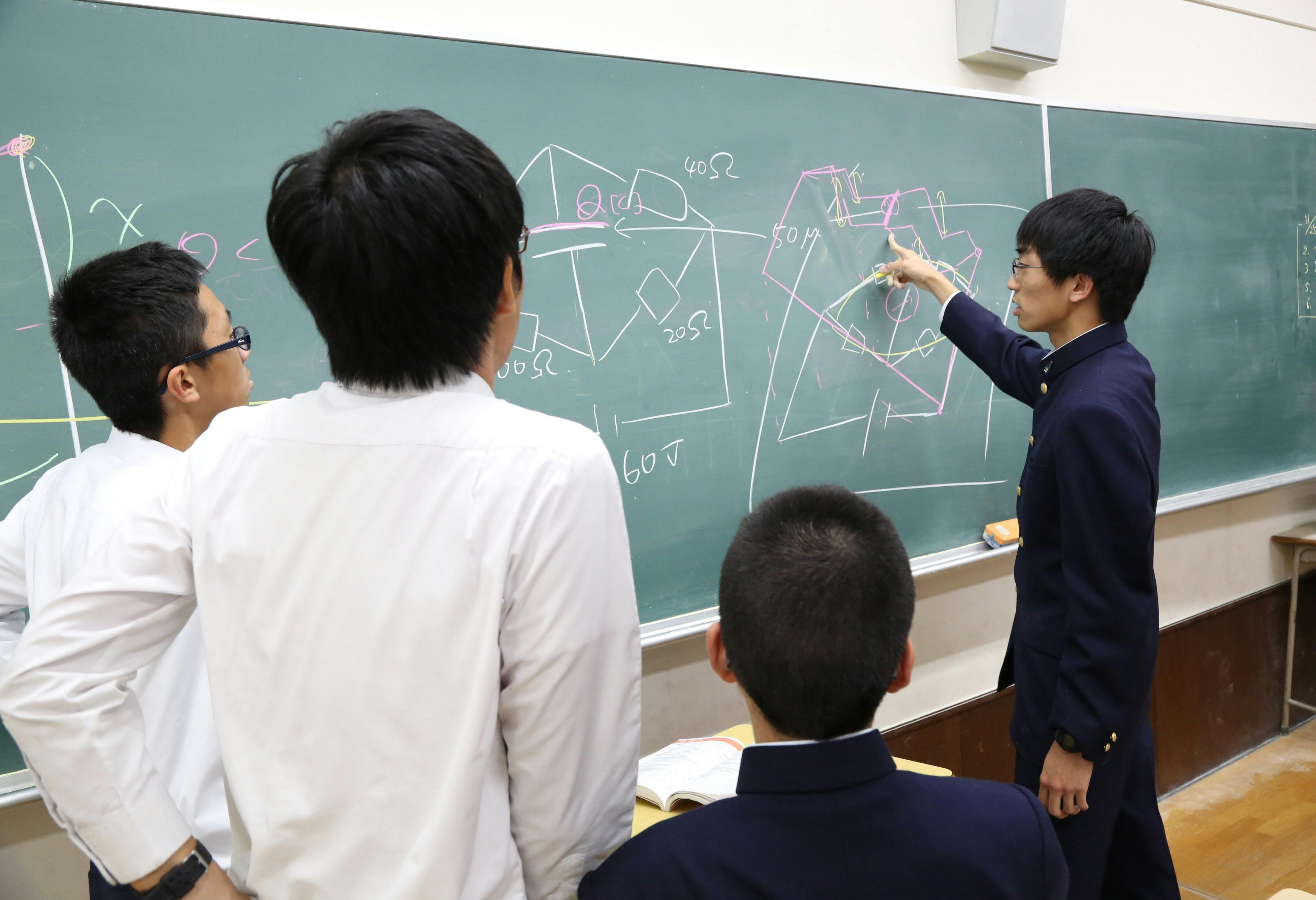 スーパーサイエンス高校を超えた 大阪星光 国際物理オリンピック連続出場のヒミツ Nikkei Style スーパーサイエンス高校を超えた 大阪星光 国際物理オリンピック連続出場のヒミツ Nikkei Style