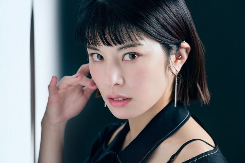 さとうほなみ 撮影のご褒美にトカゲのブレスレット Nikkei Style さとうほなみ 撮影のご褒美にトカゲのブレスレット Nikkei Style