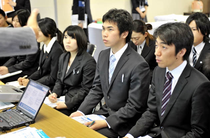 内定後も就活 秋の陣 日本経済新聞
