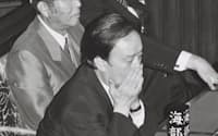 「これしかない、勝つから」ということだったが…（94年6月、村山氏が首相に指名され、肩を落とす海部氏）
